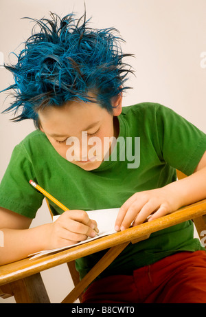 Ragazzo con blu capelli spiked iscritto Foto Stock