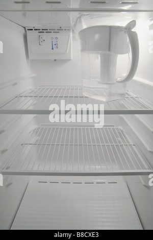 Frigo vuoto Boccale acqua Foto Stock