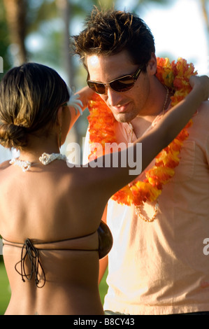 Donna mettendo lei Tourist, Maui, Hawaii Foto Stock