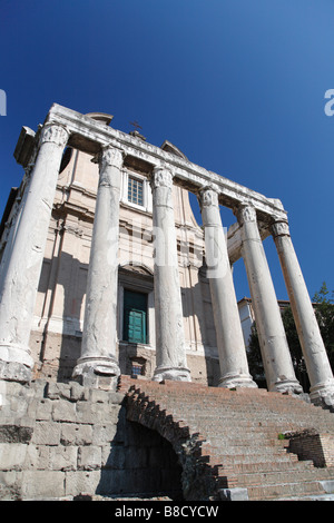 Tempio di Antonino e Faustina, Foro Romano, Roma, Italia Foto Stock