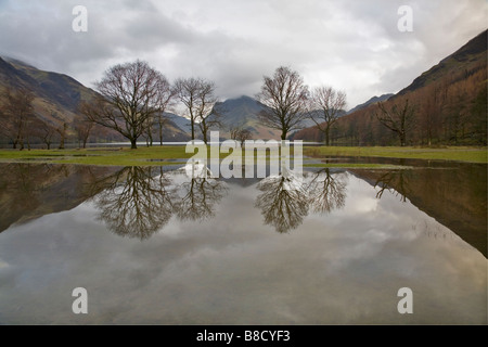 Perfetto riflessioni a Buttermere nel Lake District inglese Foto Stock