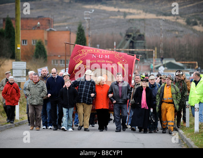 DAI DAVIES CH NUM lasciata bianca cappello e Kevin Williams SEC NUM DX NERO GIACCA DI PELLE PORTANO IL MARZO lontano dalla Torre Collie Foto Stock