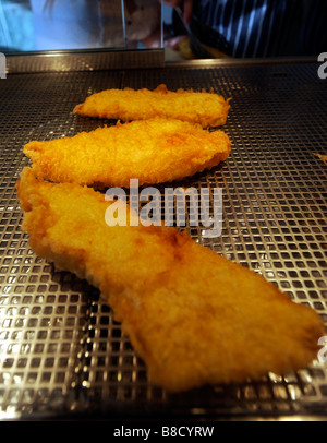 Pesce martellato servito al chip Basket Fish and chip cafe a Hove UK Foto Stock