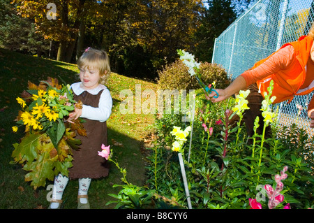 Nonna nipote a caccia di fiori Foto Stock