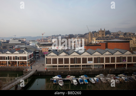 Bristol Floating Harbour View su Sant Agostino Reach & Pero's Bridge al Millennium Square con Lone Walker & Cathedral Foto Stock