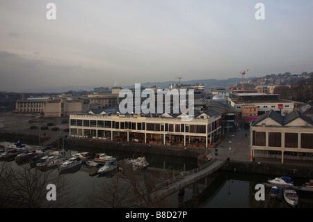 Bristol Floating Harbour View su Sant Agostino Reach & Pero's Bridge al Millennium Square con Lone Walker - Canoni Marsh Foto Stock