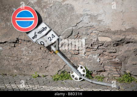 Cartello stradale si è schiantato da un auto, Roma, Italia Foto Stock