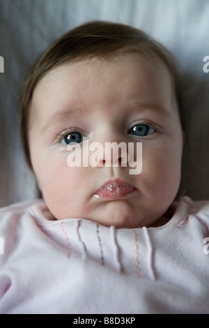 Una bambina dribbling Foto Stock