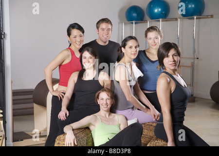 I ballerini del gruppo o Yoga studenti Palestra Foto Stock