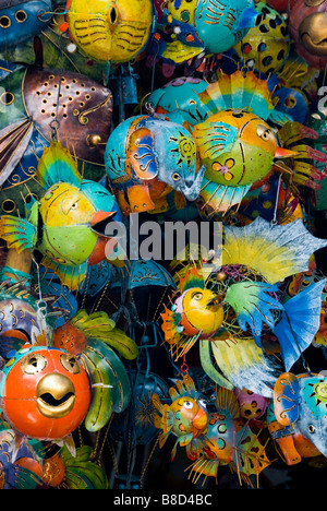 Metallo dipinto di pesce e gli elefanti trovati in Ubud mercato dell arte, Bali, Indonesia Foto Stock