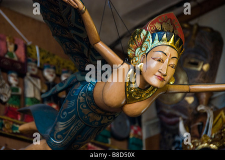 In legno statua della dea con ali, Ubud, Bali, Indonesia Foto Stock