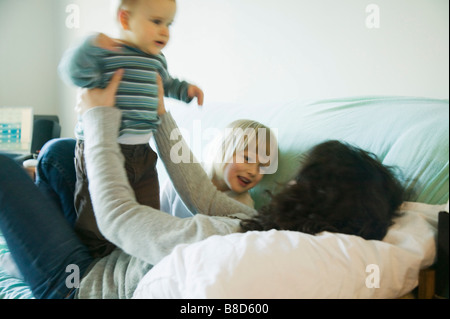 Ragazza adolescente giocando Boy Girl, Vancouver, British Columbia Foto Stock