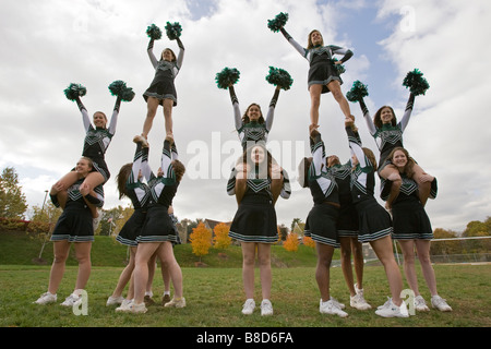 High school cheerleaders in una prassi uniforme presso la loro scuola privata. Foto Stock