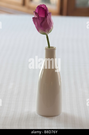 Un tulipano artificiale in un vaso Foto Stock