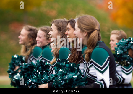 High school cheerleaders in una prassi uniforme presso la loro scuola privata. Foto Stock