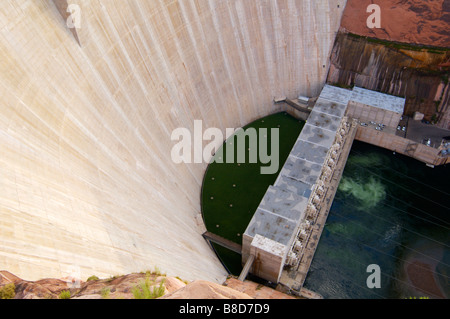 Glen Canyon Dam si trova sul fiume Colorado vicino page Arizona è utilizzato per la centrale idroelettrica di generazione di potenza Foto Stock