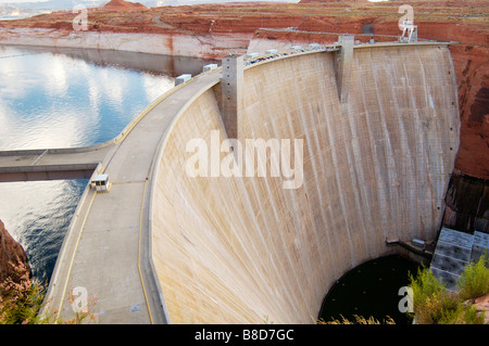 Glen Canyon Dam si trova sul fiume Colorado vicino page Arizona è utilizzato per la centrale idroelettrica di generazione di potenza Foto Stock