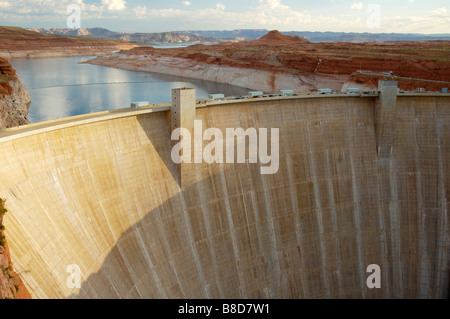 Glen Canyon Dam si trova sul fiume Colorado vicino page Arizona è utilizzato per la centrale idroelettrica di generazione di potenza Foto Stock