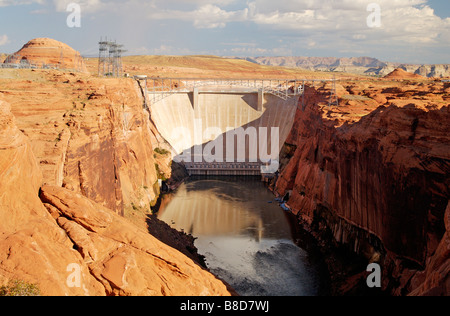 Glen Canyon Dam si trova sul fiume Colorado vicino page Arizona è utilizzato per la centrale idroelettrica di generazione di potenza Foto Stock