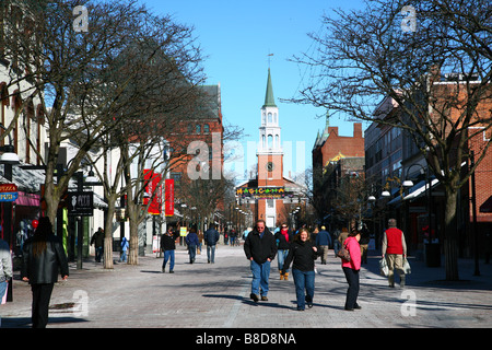 People enjoying a stroll on the Church Street marketplace, Burlington, VT, USA Foto Stock
