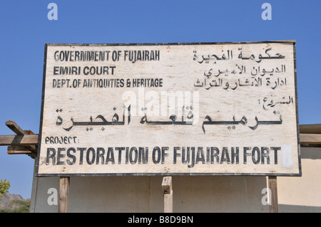 Segno al Fujairah Fort restaurata e mantenuta dal Dipartimento delle Antichità e Patrimonio Foto Stock