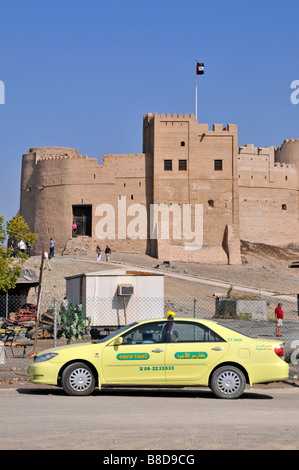 Fujairah con taxi al di fuori della Fujairah Fort e il complesso museale Foto Stock