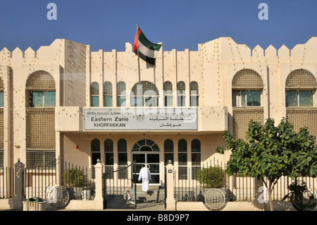 Emirato di Sharjah sul Golfo di Oman uno di Autorità per l'elettricità e l'acqua della zona orientale degli emirati Arabi Uniti Uffici aziendali negli Emirati Arabi Uniti Foto Stock