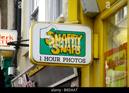 Un cartello sopra la porta della Snappy scatta foto negozio di stampa, Baker Street, Londra. Gen 2009 Foto Stock