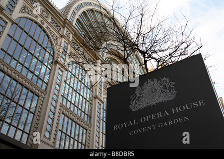 Il moderno atrio centrale dietro una targa al Royal Opera House Covent Garden di Londra. Foto Stock