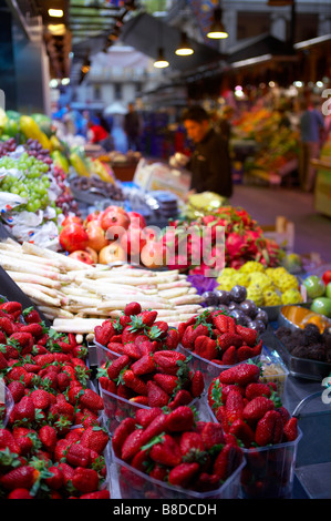 Frutta e verdura in vendita presso il Mercato della Boqueria sulla Rambla, Barcelona, Spagna Foto Stock
