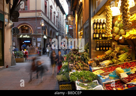 Negozio per la vendita di frutta, verdure, aglio & vino etc nella vecchia area di mercato, Bologna, Emilia Romagna, Italia Foto Stock