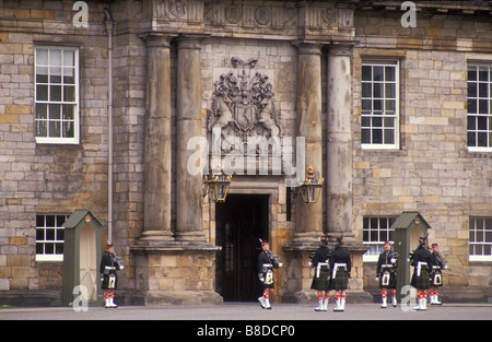 Cambio della guardia al Palazzo di Holyrood, Edimburgo, Scozia, Regno Unito Foto Stock