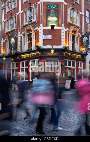 Pub e sfocata persone in Covent Garden di Londra, Regno Unito Foto Stock