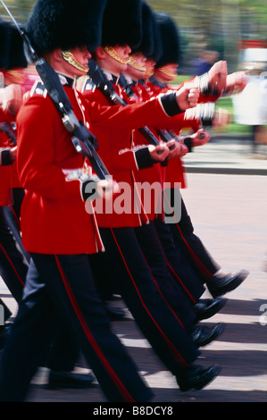 Le guardie scozzesi marciando al cambio della guardia a Buckingham Palace, London, Regno Unito Foto Stock