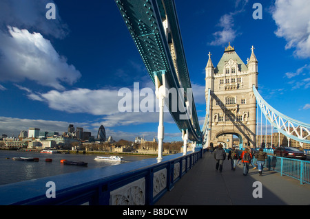 Il Tower Bridge e la skyline della città di Londra, Inghilterra, Regno Unito. (NR) Foto Stock