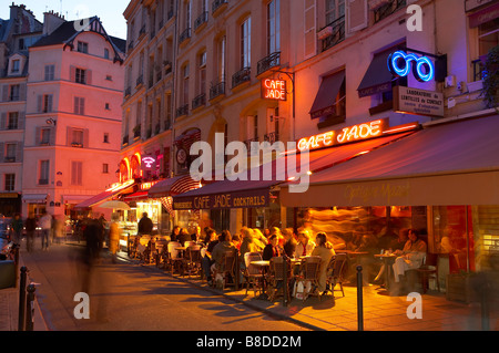Caffetterie di notte sulla Rue de Buci, St Germain-des-Pres, sulla riva sinistra di Parigi, Francia Foto Stock