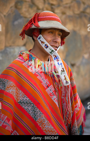 Uomo in costume tradizionale con il poncho, Ollantaytambo, Valle Sacra, Perù Foto Stock