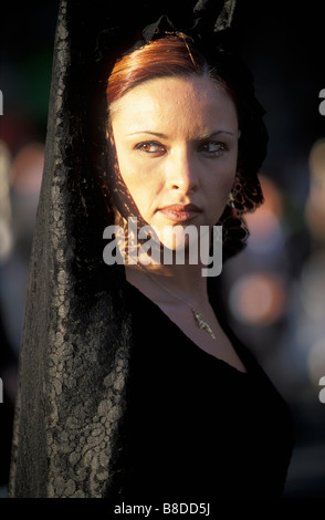 Giovane donna nel tradizionale abito culturale, Semana Santa Fiesta, Pasqua, Malaga, Andalusia. Foto Stock