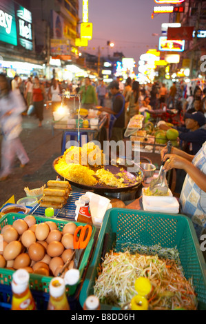 Cucina di strada Pad Thai noodles & involtini primavera per la vendita su Khao San Road, Bangkok, Thailandia Foto Stock