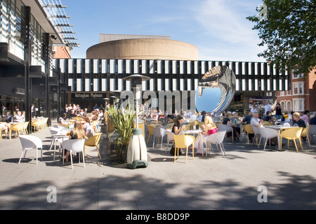 Nottingham Playhouse con outdoor cafe e specchio del cielo Foto Stock