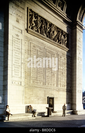 Parigi, Francia, sotto l'Arc de Triomphe. Napoleone monumento è ora anche un monumento a due guerre mondiali. Foto Stock