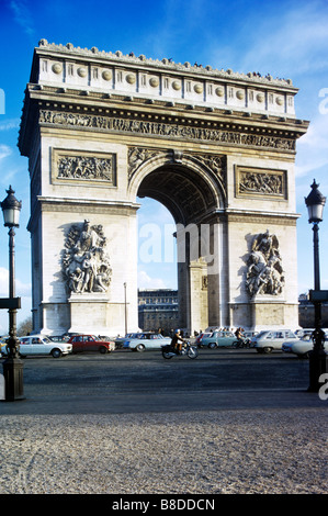 Parigi, Francia, l'Arc de Tromphe. Napoleone monumento è ora anche un monumento a due guerre mondiali. Foto Stock