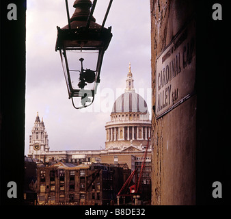 Londra, St Pauls Cathedral dal Cardinale Vicolo Cap. Nelle vicinanze si trovano anche il Cardinale Hat pub. Esso risale al 1579, il Decano di Southwark's Foto Stock