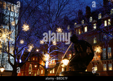 Le luci di Natale illuminano la fontana di Venere in Sloane Square, Belgravia, Londra Foto Stock