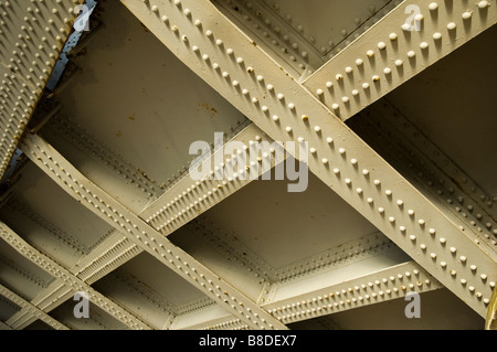 Dipinto di travi di acciaio sul lato inferiore di un ponte ferroviario Foto Stock