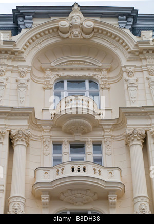 Facciata ornata e balconi di appartamento edificio centrale di Vienna Austria Foto Stock