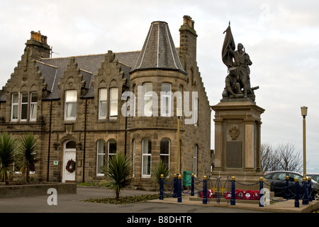 World War Memorial davanti a una casa di pietra in villaggio di Buckie, Scozia Foto Stock