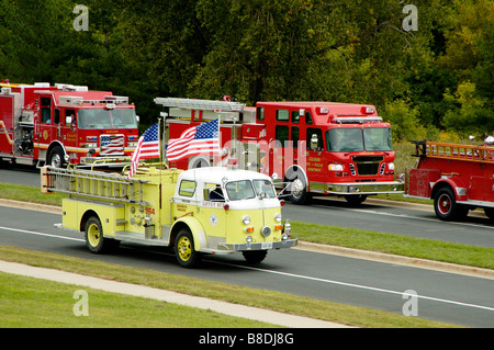 Un antico dei vigili del fuoco veicolo sul display durante un incendio muster parade Foto Stock