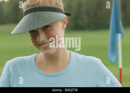 Donna sul putting green, indossa una camicia di canapa, organico campo da golf, Clear Lake Golf, Equitazione Mountain National Park Foto Stock