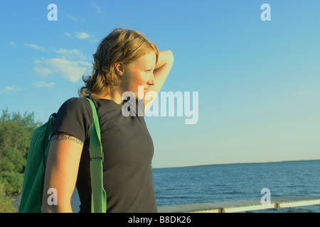 Donna con la canapa sacchetta a Lakeside, Clear Lake, Equitazione Mountain National Park, Manitoba, Canada Foto Stock
